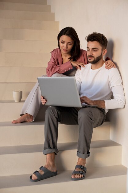 Lavorare da casa in una postazione di lavoro ergonomica