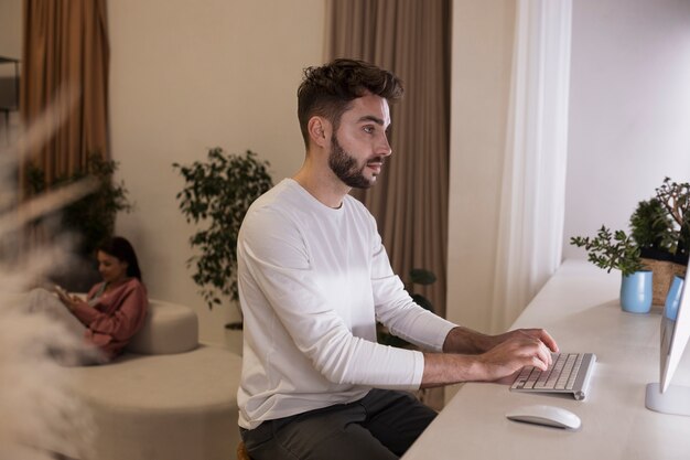 Lavorare da casa in una postazione di lavoro ergonomica