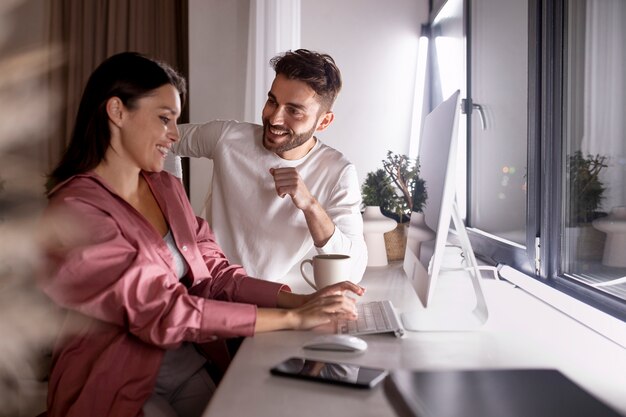 Lavorare da casa in una postazione di lavoro ergonomica