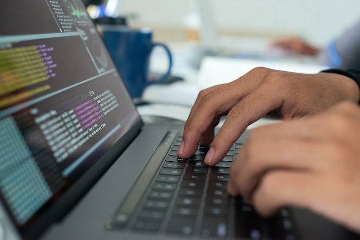Foto gratuito lavorare sul codice