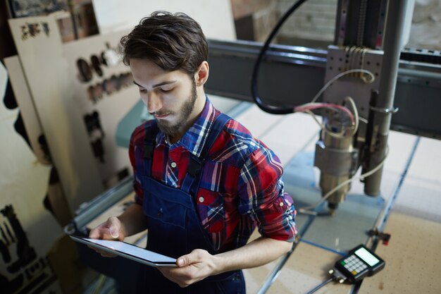 lavoratore con impostazioni tablet