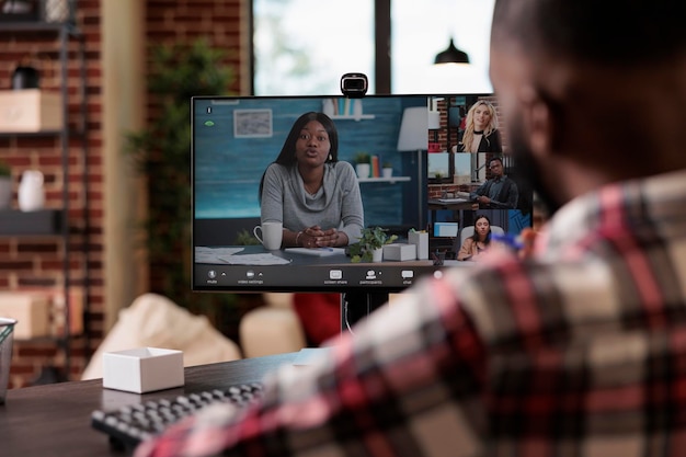 Lavoratore dell'azienda che parla in videoconferenza online, utilizzando la riunione in teleconferenza con i colleghi in webcam. Chatta in videoconferenza remota sul computer, lavoro a distanza a casa.