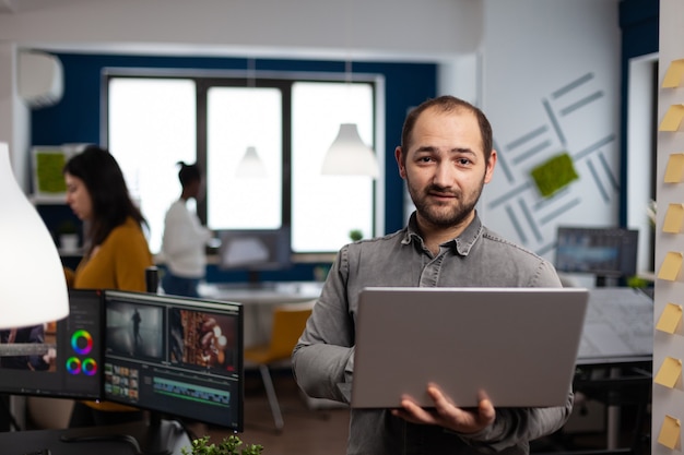 Lavoratore di editor video creativo in piedi davanti alla telecamera