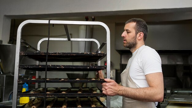 Lavoratore di sesso maschile in una fabbrica di pane