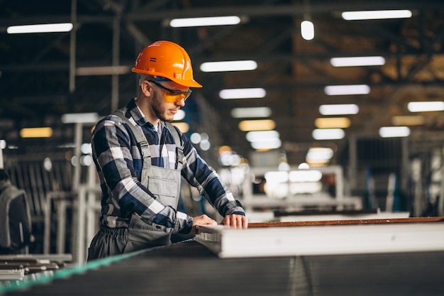 Lavoratore di sesso maschile in una fabbrica