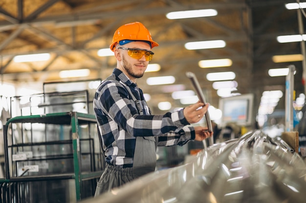 Lavoratore di sesso maschile in una fabbrica