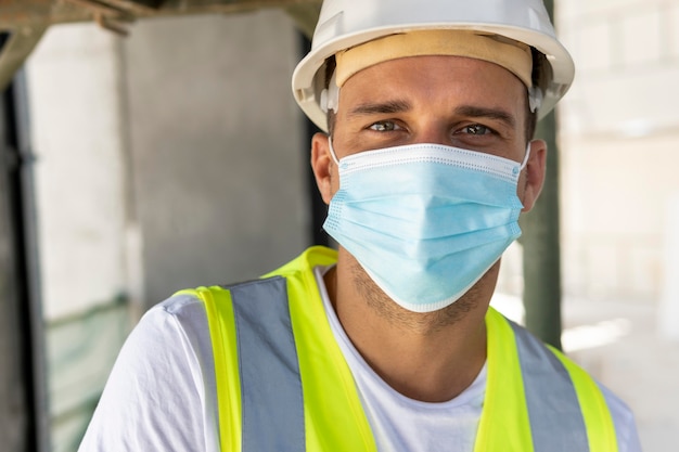 Lavoratore di vista frontale nella costruzione di indumenti protettivi