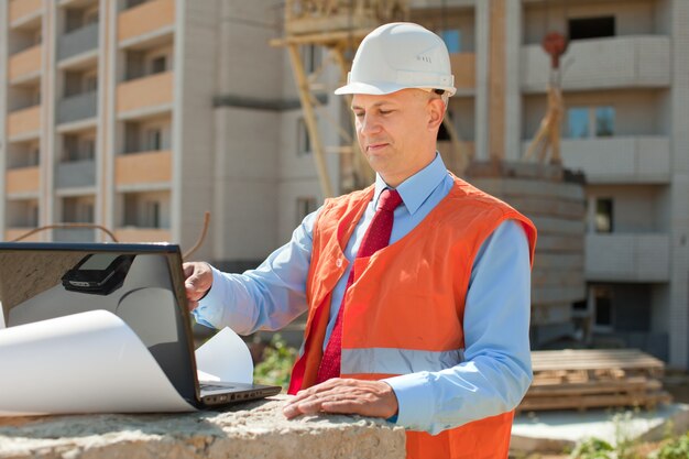 Lavoratore lavora al cantiere