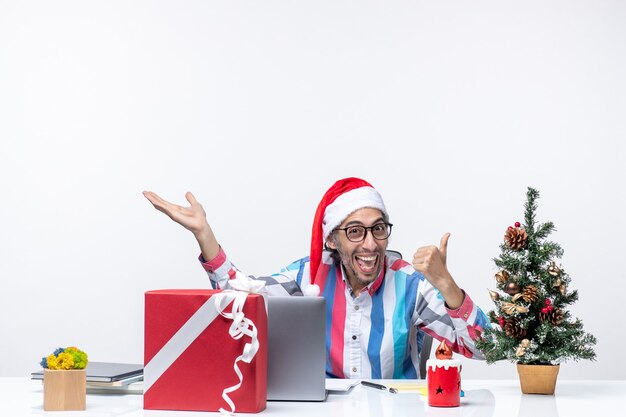 Lavoratore maschio di vista frontale che si siede nel suo posto di lavoro