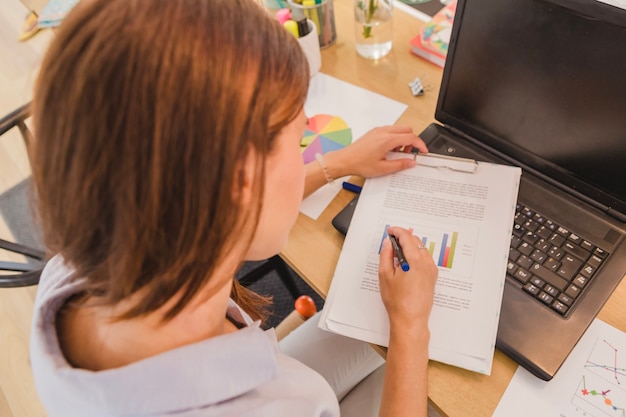 Lavoratore occupato con i dati