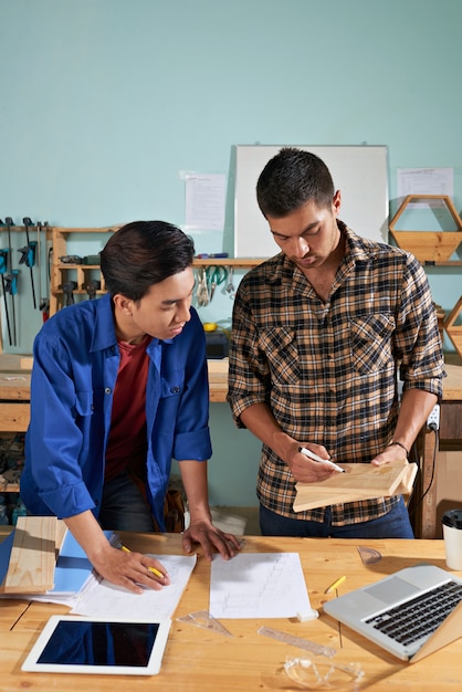 Lavoratore professionista che spiega le basi al suo nuovo collega