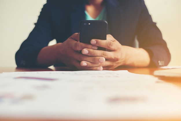 Lavoratore scrittura in un telefono