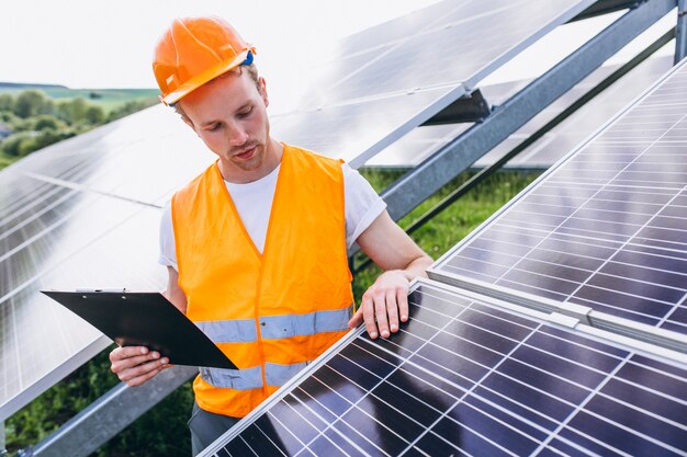 Lavoratore uomo nel firld dai pannelli solari