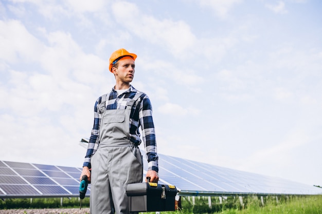 Lavoratore uomo nel firld dai pannelli solari