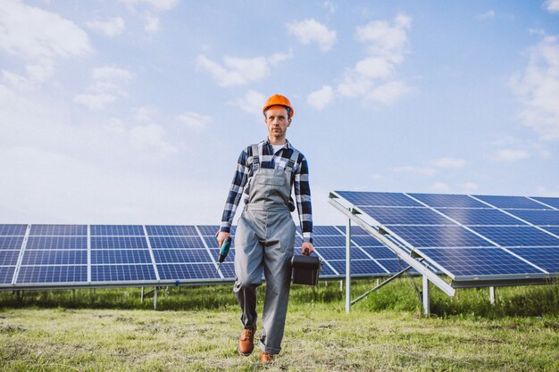 Lavoratore uomo nel firld dai pannelli solari