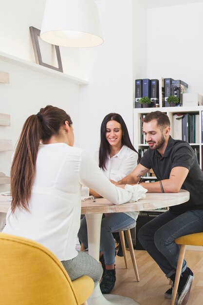 Lavoratori allegri di brainstorming