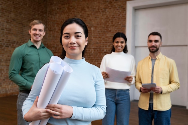 Lavoratori aziendali che fanno brainstorming insieme