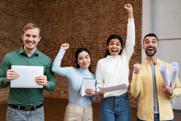 Lavoratori aziendali che fanno brainstorming insieme