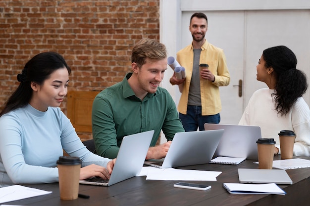 Lavoratori aziendali che fanno brainstorming insieme