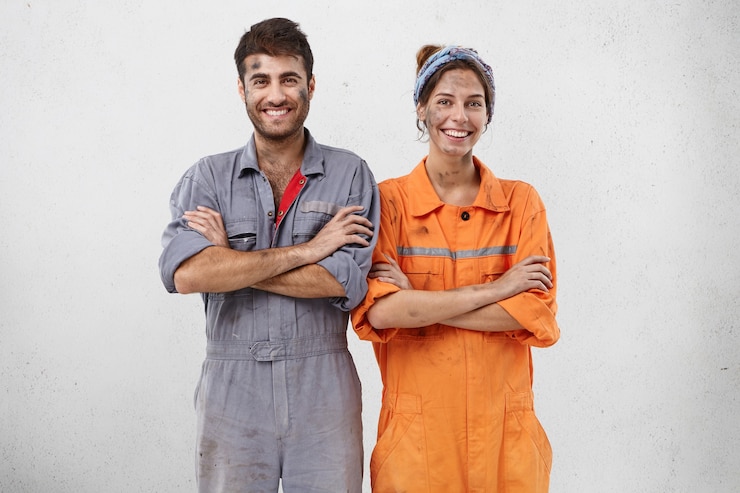 Foto gratuito lavoratori di sesso femminile e maschile che indossano abiti da lavoro