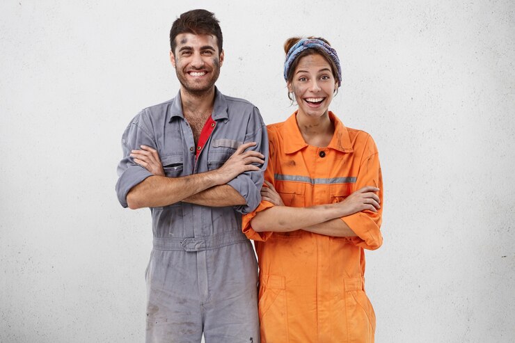 Foto gratuito lavoratori di sesso femminile e maschile che indossano abiti da lavoro