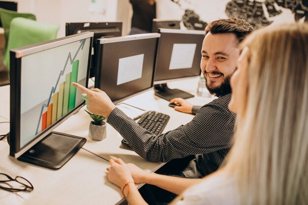 Lavoratori di un'azienda IT che lavorano su un computer