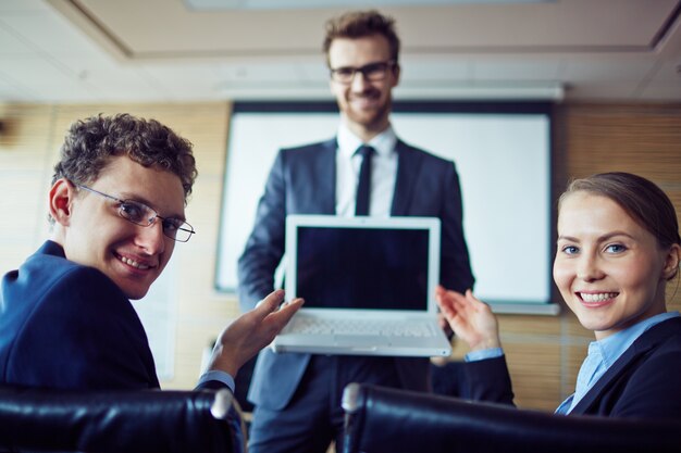 lavoratori felici holding laptop