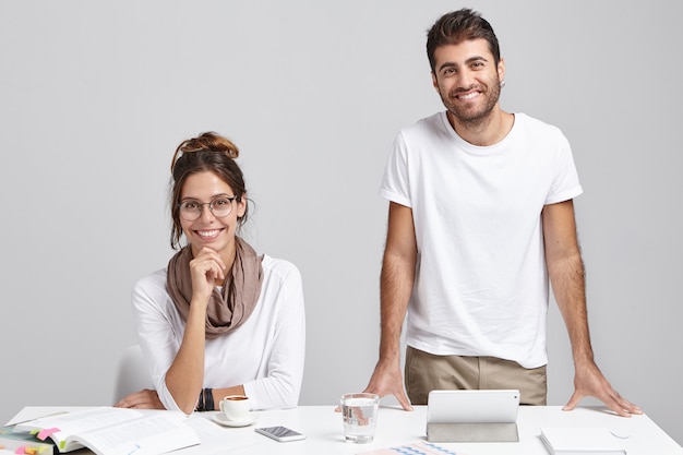 Lavoratori professionisti di sesso maschile e femminile in carica, lavorano al progetto di moderne tecnologie informatiche