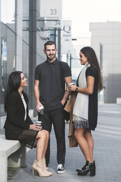 Lavoratori ufficio con caffè in strada