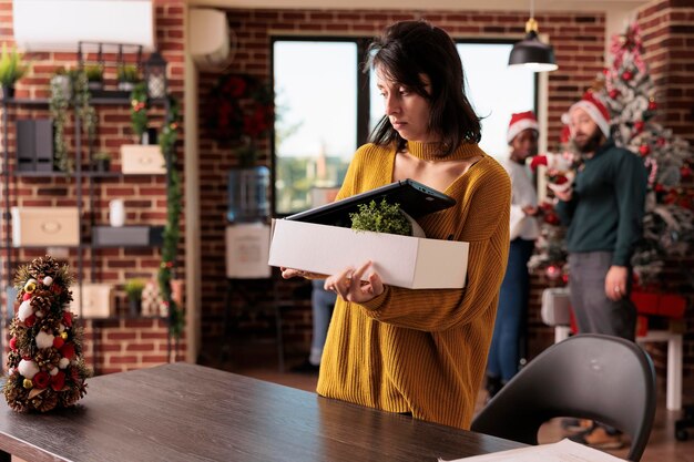 Lavoratrice licenziata dal lavoro a Natale, disoccupata e depressa durante le vacanze invernali. Essere infelice per il fallimento della carriera e la perdita del lavoro, licenziato dall'incarico.