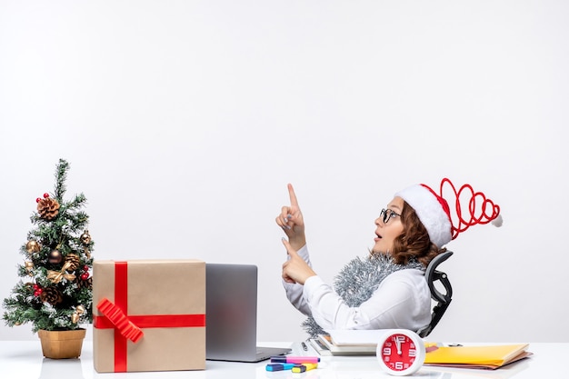 Lavoratrice vista frontale seduta davanti al suo posto di lavoro