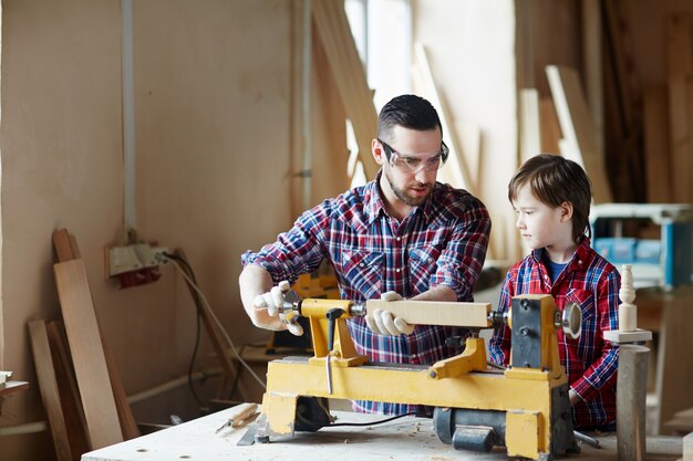 Lavorazione del legno insieme