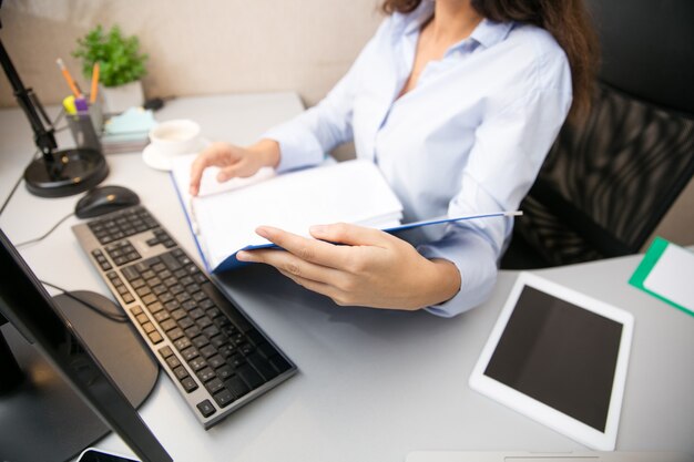 Lavoro a distanza da casa. Posto di lavoro in ufficio da casa con PC, dispositivi e gadget.