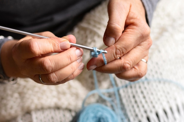 Lavoro a maglia della donna del primo piano