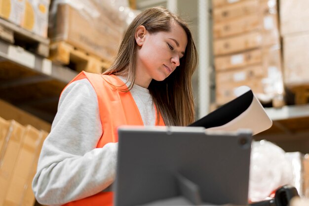 Lavoro della donna di angolo basso