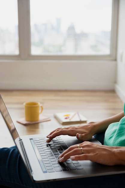 Lavoro di blogger di editing ad alto angolo