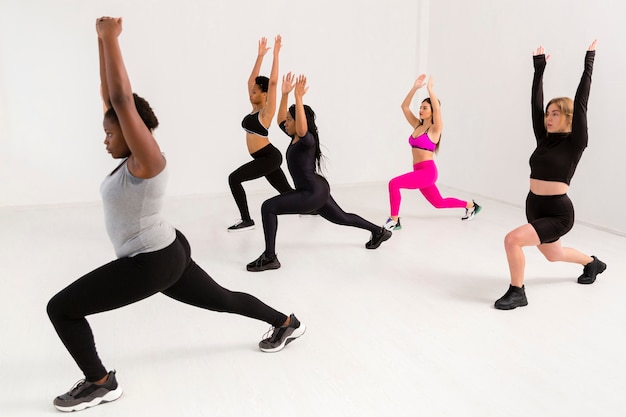 Lavoro di gruppo femminile durante le lezioni di fitness