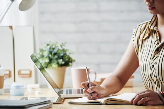 Lavoro di pianificazione donna d'affari