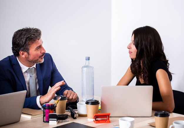 Lavoro di squadra di vista frontale tra colleghe in ufficio