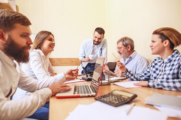 Lavoro di squadra. Foto giovani businessmans che lavorano con il nuovo progetto in ufficio