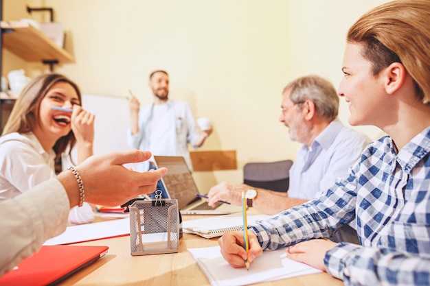 Lavoro di squadra. Foto giovani imprenditori che lavorano con un nuovo progetto in ufficio