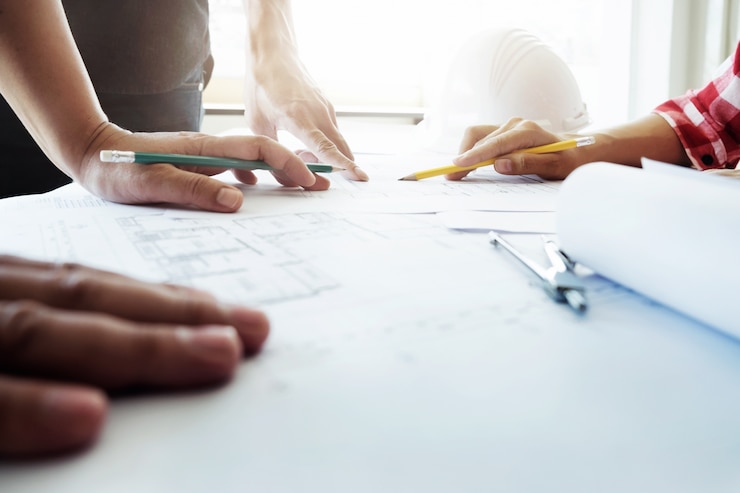 Foto gratuito lavoro di squadra fuori riunione di ingegnere per il progetto architettonico.