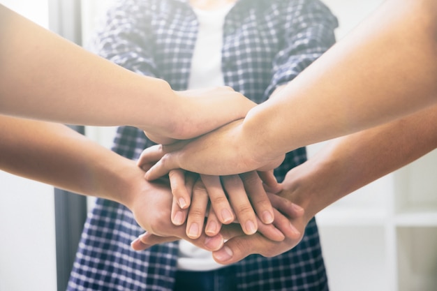 Lavoro di squadra Unisciti al concetto di supporto delle mani