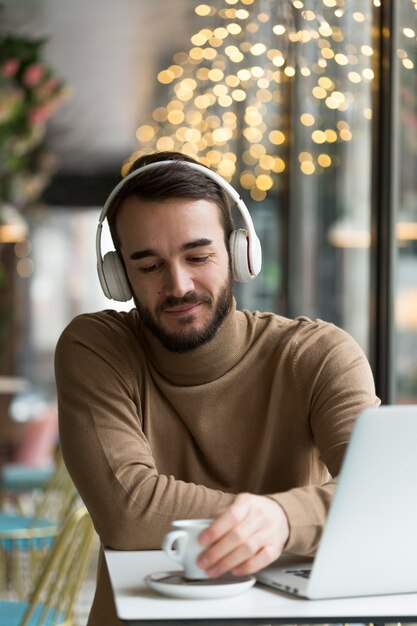 Lavoro di uomo d'affari di smiley