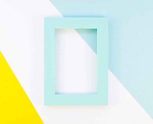 Lay piatto della cornice colorata sulla geometria della carta
