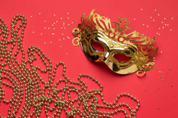 Lay piatto della maschera di carnevale con perline