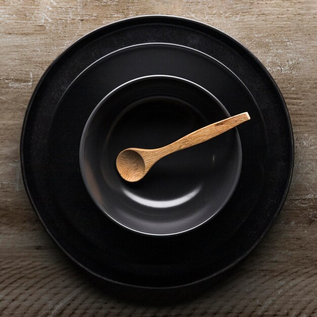 Lay piatto di assortimento di stoviglie con cucchiaio di legno