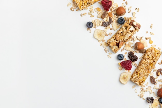 Lay piatto di barrette di cereali per la colazione con frutta