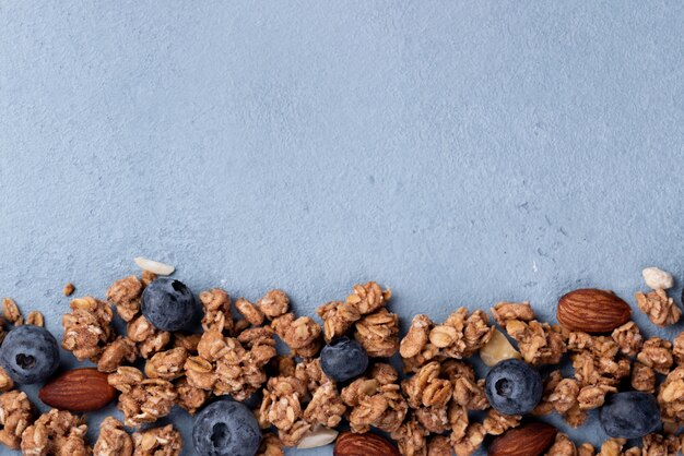 Lay piatto di cereali per la colazione con mirtilli e copia spazio