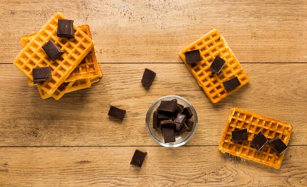 Lay piatto di cialde con pezzi di cioccolato in cima